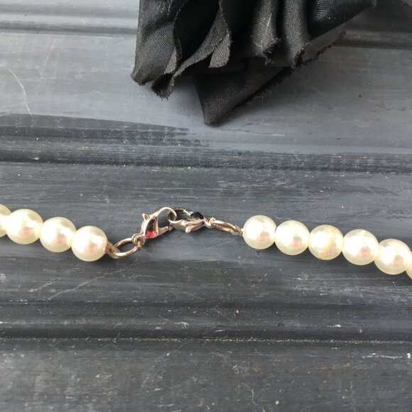 Vintage Faux Pearl Necklace - Picture 4 of 9